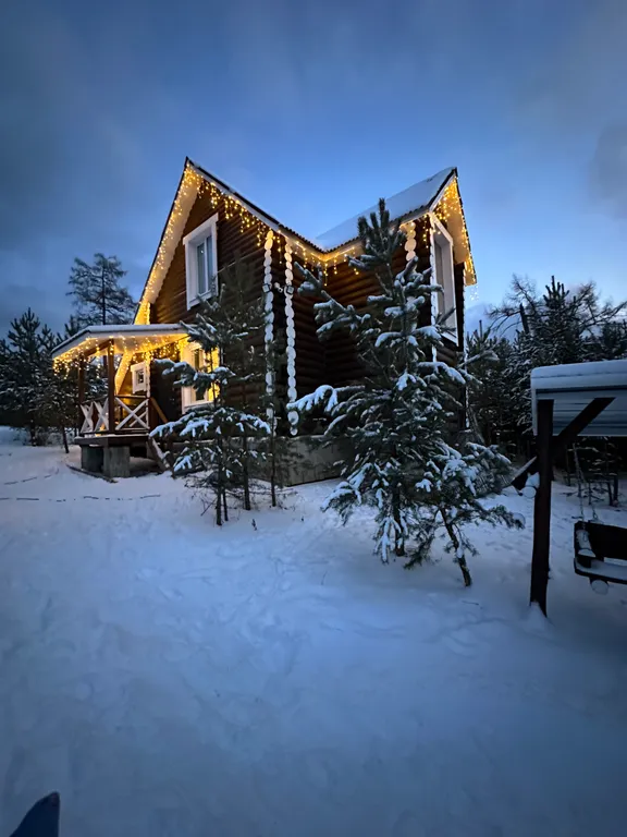 Уютный дом в деревне у реки