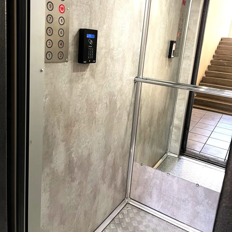 Дом, милый дом в центре города, Район Ваке