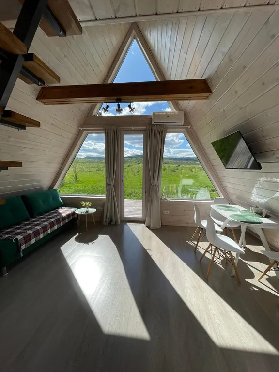 Треугольный домик с видом на горнолыжку