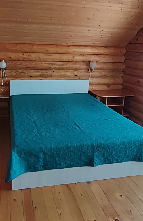 Двухэтажные срубы на берегу моря