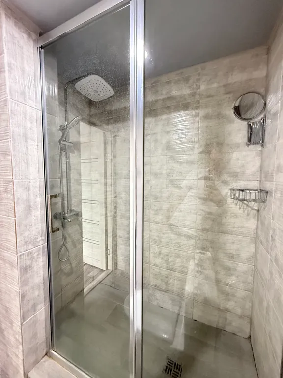 Солнце Ялты у моря с теплым бассейном