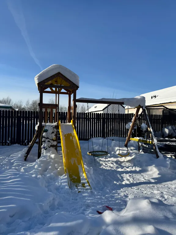 Дом у Коркинского озера с баней, купелью и детской площадкой.