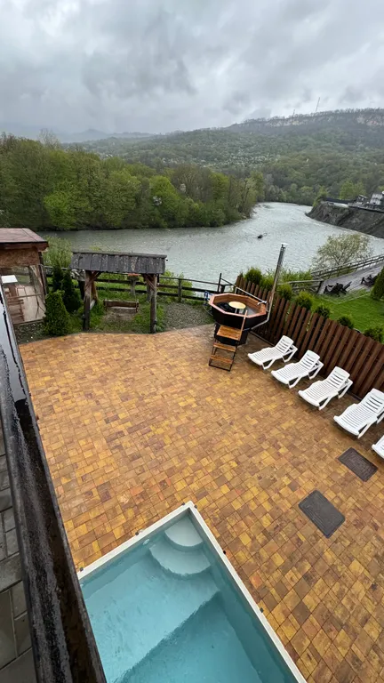 Дом на берегу реки с бассейном и видом