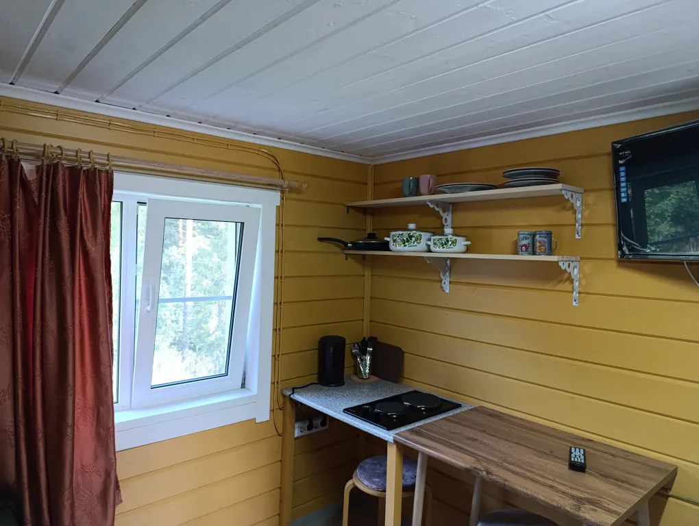 Маленький домик на опушке леса