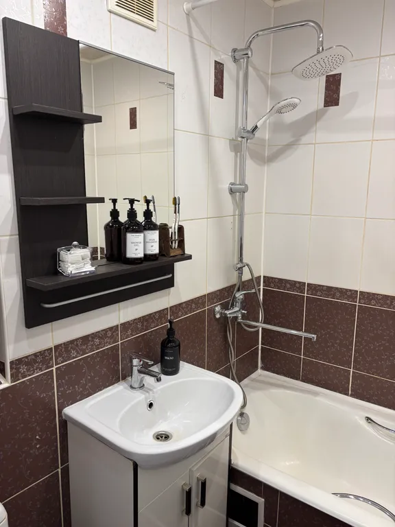 Уютная евротрешка с большой гостиной и двумя спальнями с видом на горы