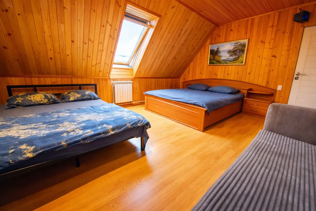 Дом с бассейном у леса