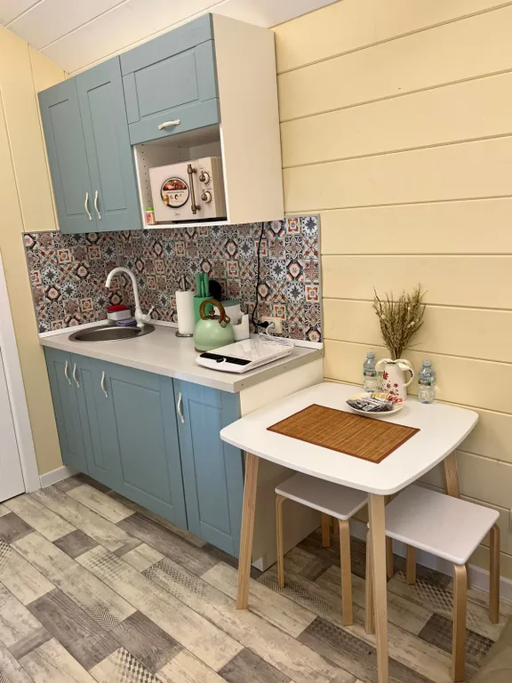 Желтый домик в лесу на Живописной улице