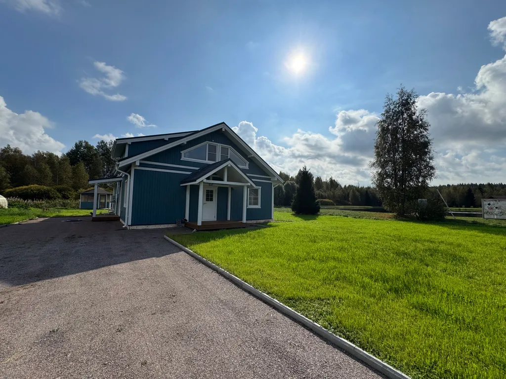 Большой дом у озера