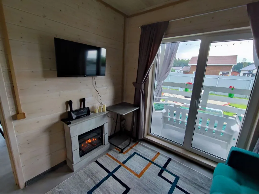 Новый стильный дом в окружении леса