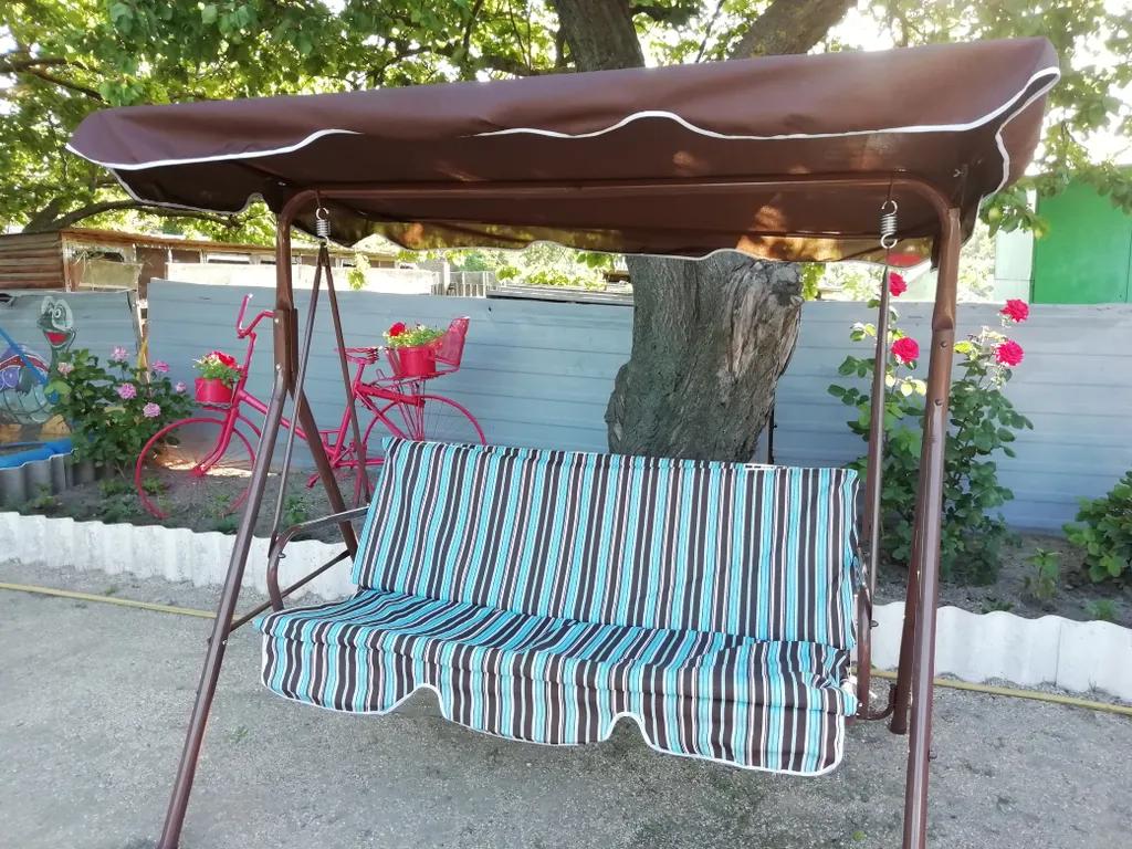 Уютный дом в зеленом дворе