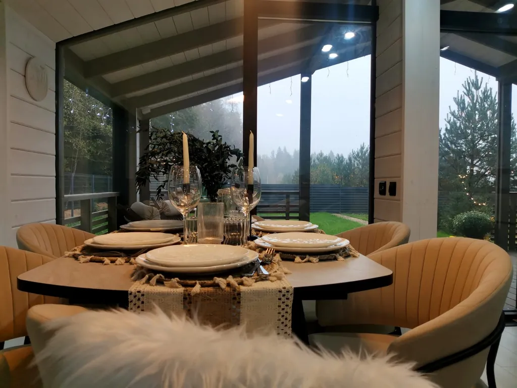 Панорамный дом в окружении леса на берегу водохранилища