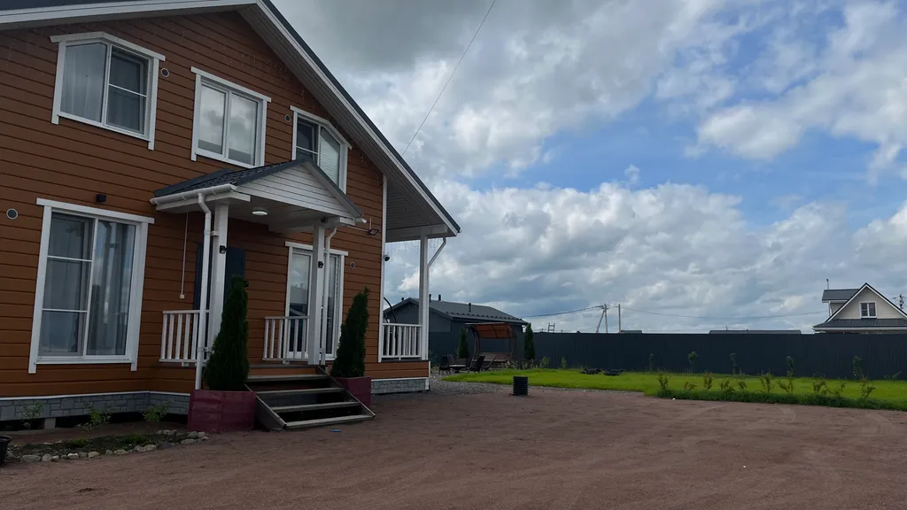 Дом с бассейном и сауной у пруда