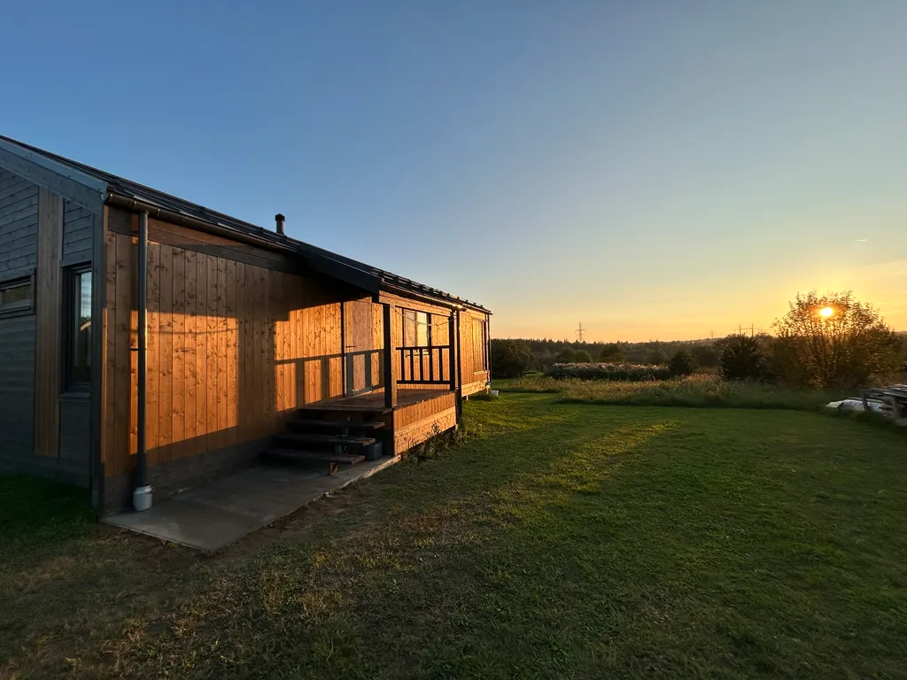 Дом на реке и краю соснового леса