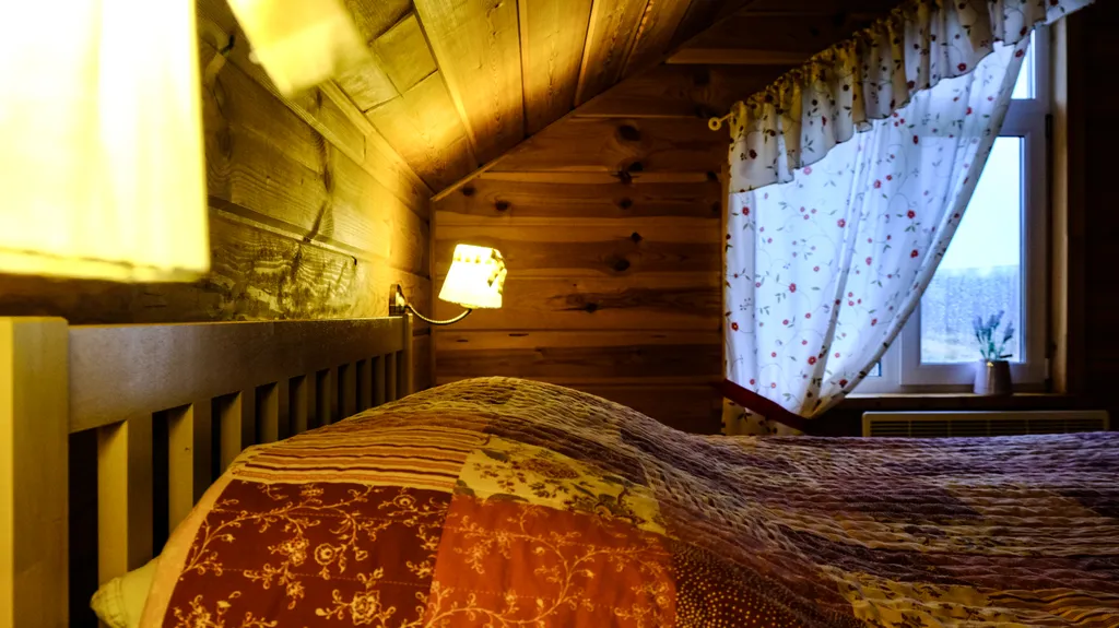 Уютный дом на берегу реки у водопада