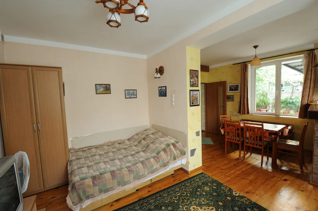 Дом с балконом, видом на море у пляжа и Воронцовского дворца