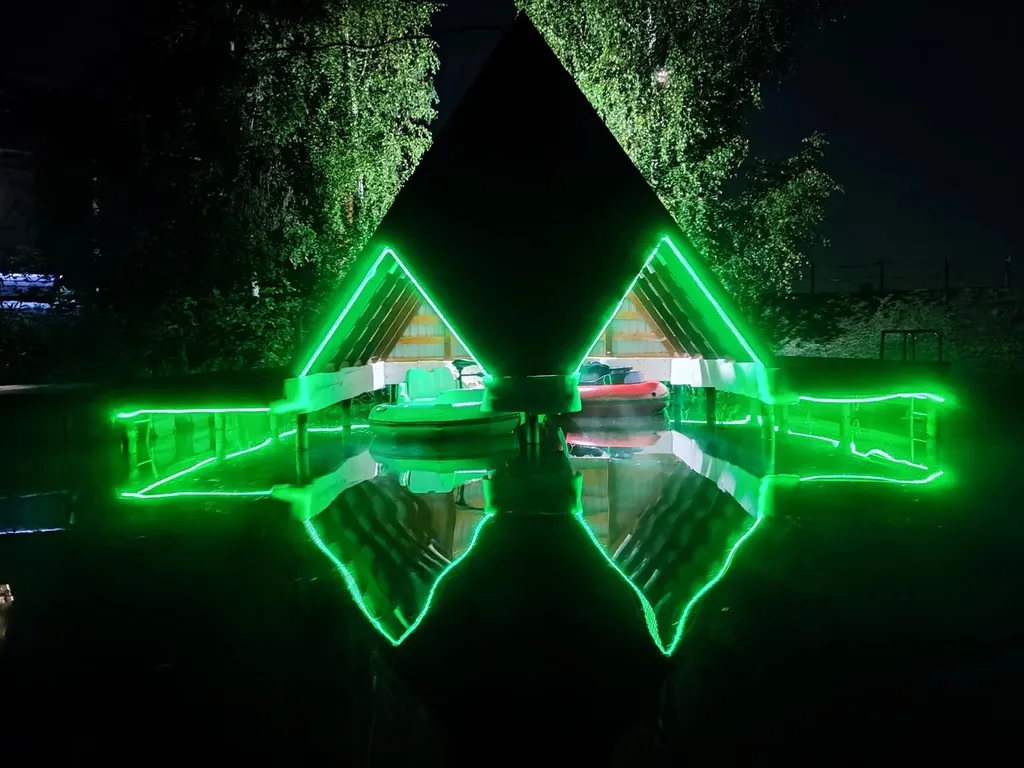 Дом на берегу озера