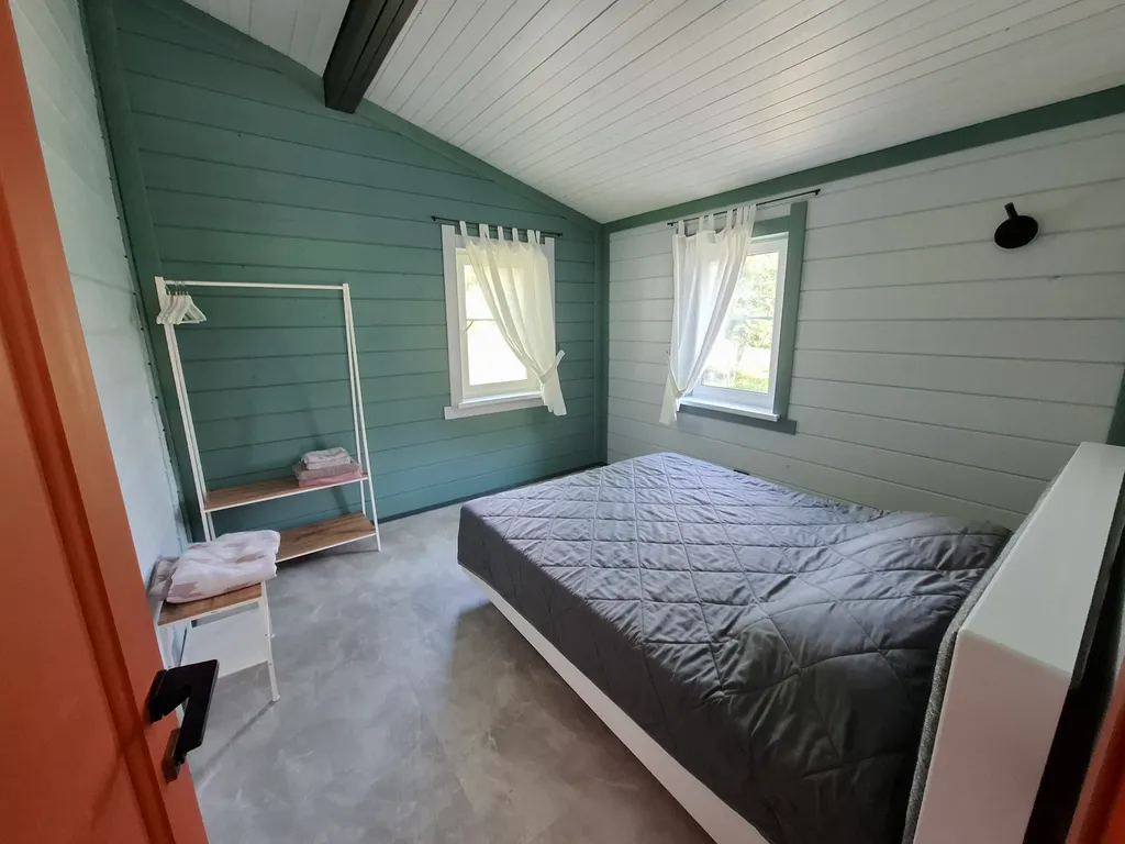 Дом в лесу с большой террасой