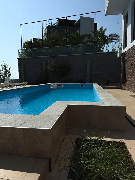 Квартира Трехкомнатная квартира с бассейном и потрясающим видом на море — Сириус