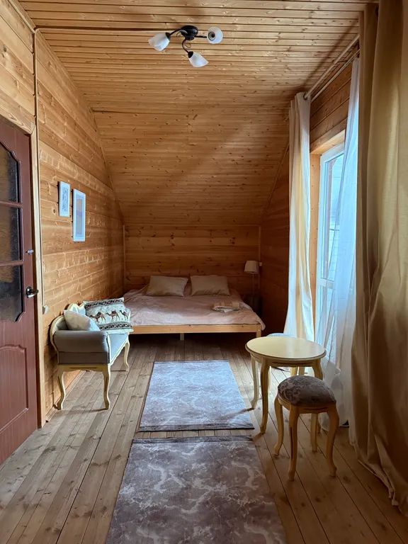 Уютный дом с пятью спальнями на берегу водохранилища