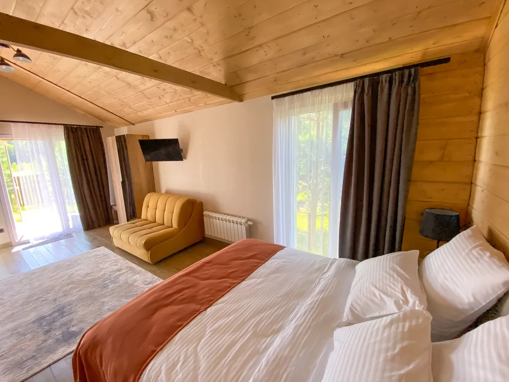 Уютный коттедж в лесу у пруда