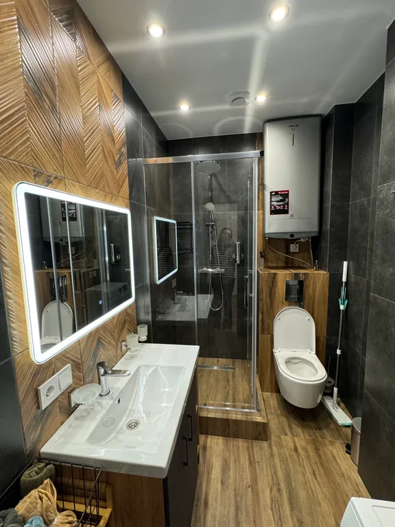 Квартира в стиле лофт с отдельной спальной зоной и гардеробной