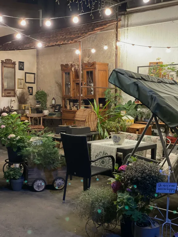 Старинный дом с двориком в центре