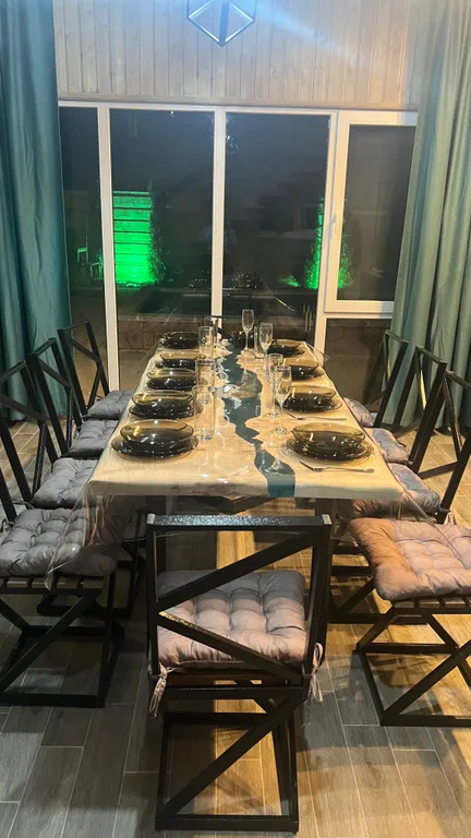 Вилла с бассейном на берегу реки