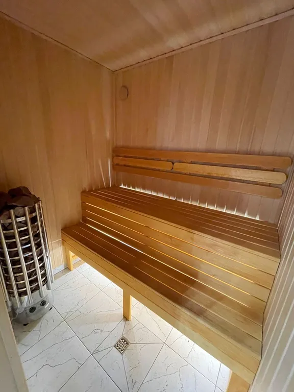 Барни с видом на лес с сауной