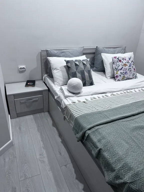 Квартира Квартира с новым ремонтом на первом этаже окна выходят на парковку — Элиста