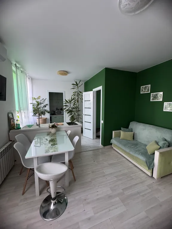 Шикарная студия с выходом на собственную крышу с садовой мебелью