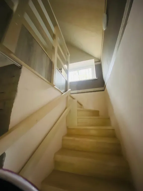 Дом в лесу у залива