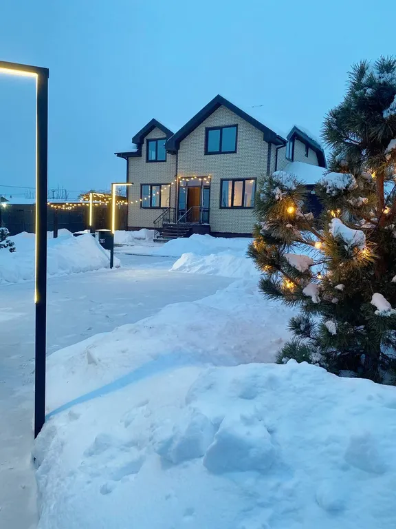 Дом у берега озера