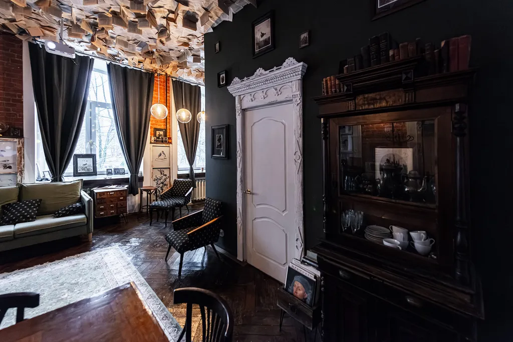 Квартира Арт-квартира с потолком из книг — Москва