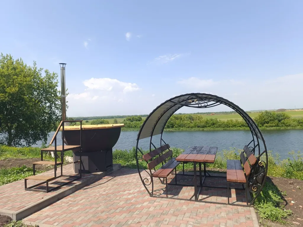 Уютный комплекс отдыха на берегу реки