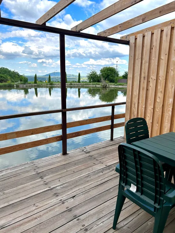 Апартаменты на берегу озера с видом на гору Бештау