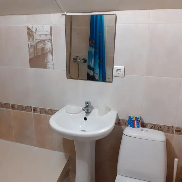 Эконом номер с мансар окнами и своей ванной под ключом напротив номера