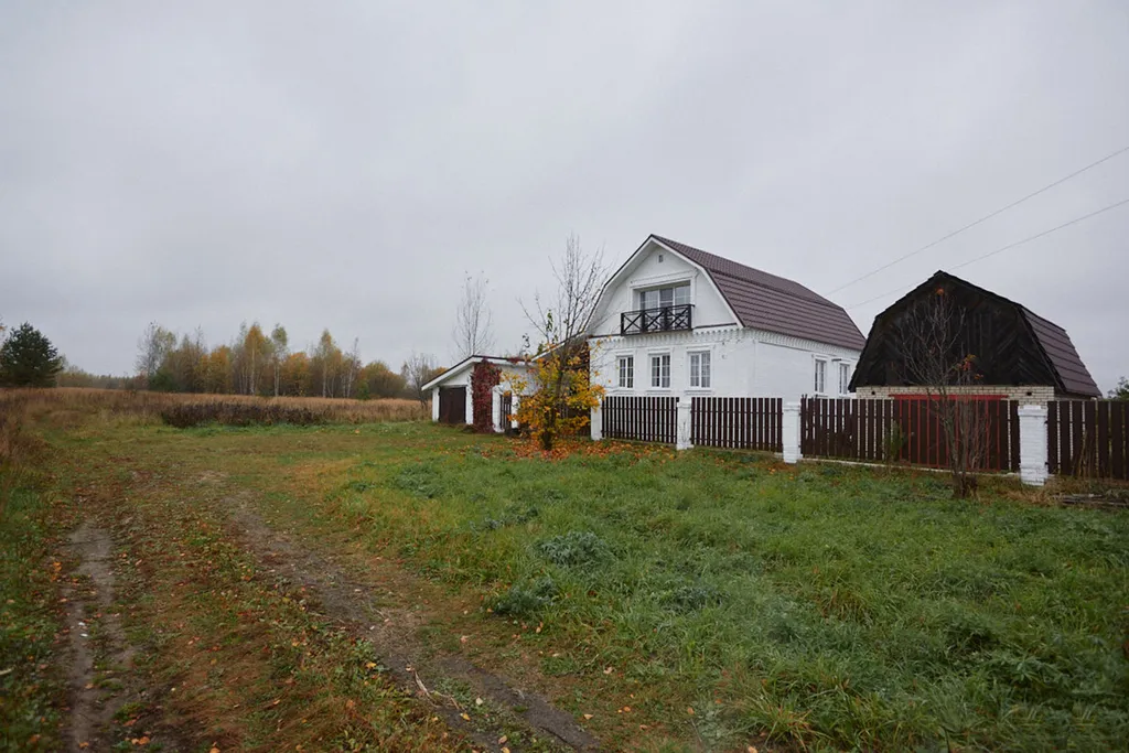 Уютный светлый дом в окружении природы