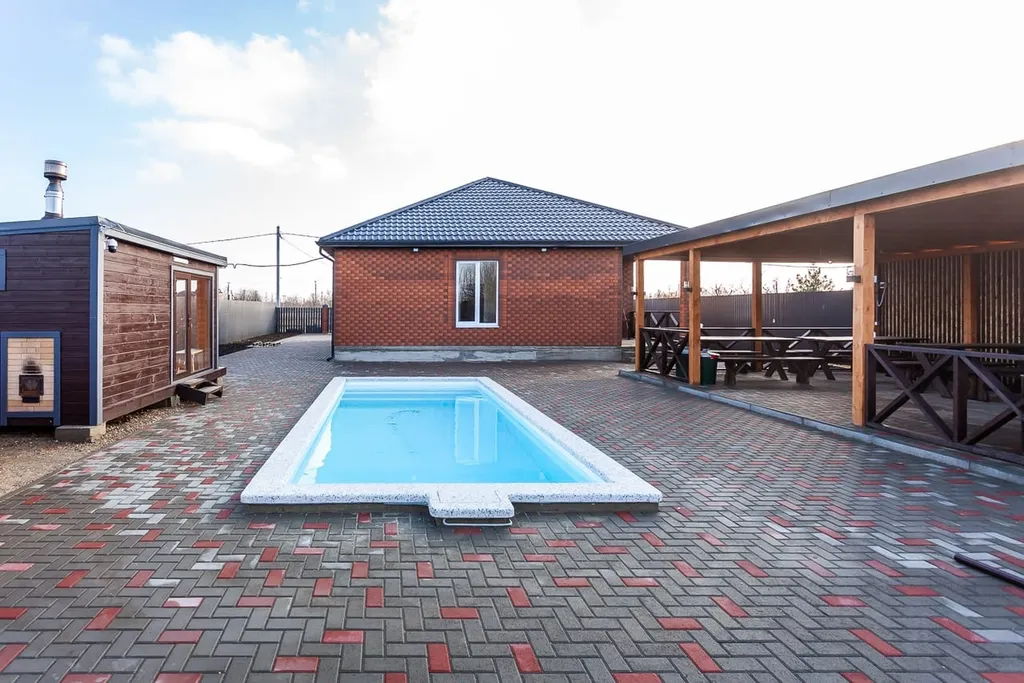 Большой дом для мероприятий с бассейном, баней и большой беседкой