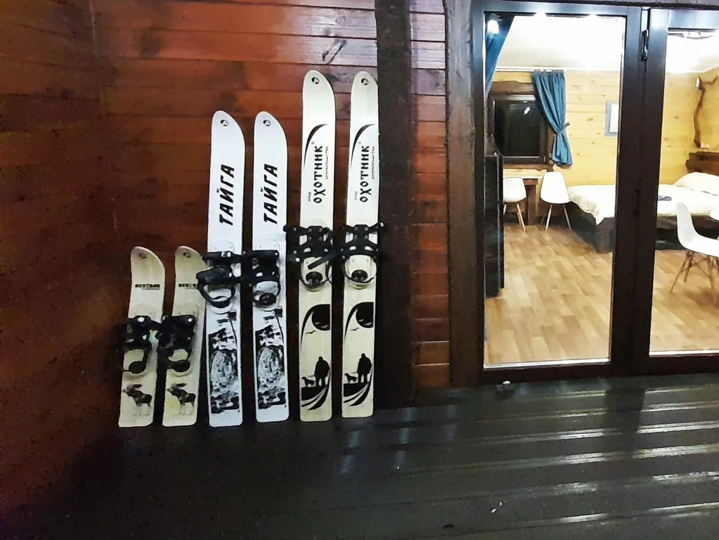 Теплый деревянный дом у воды