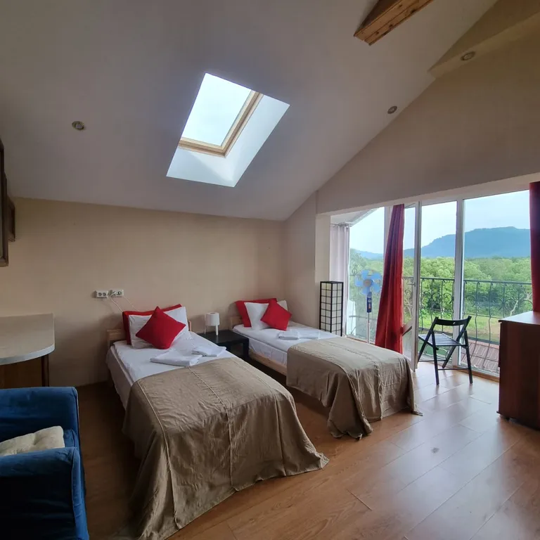 Уютный дом на берегу реки