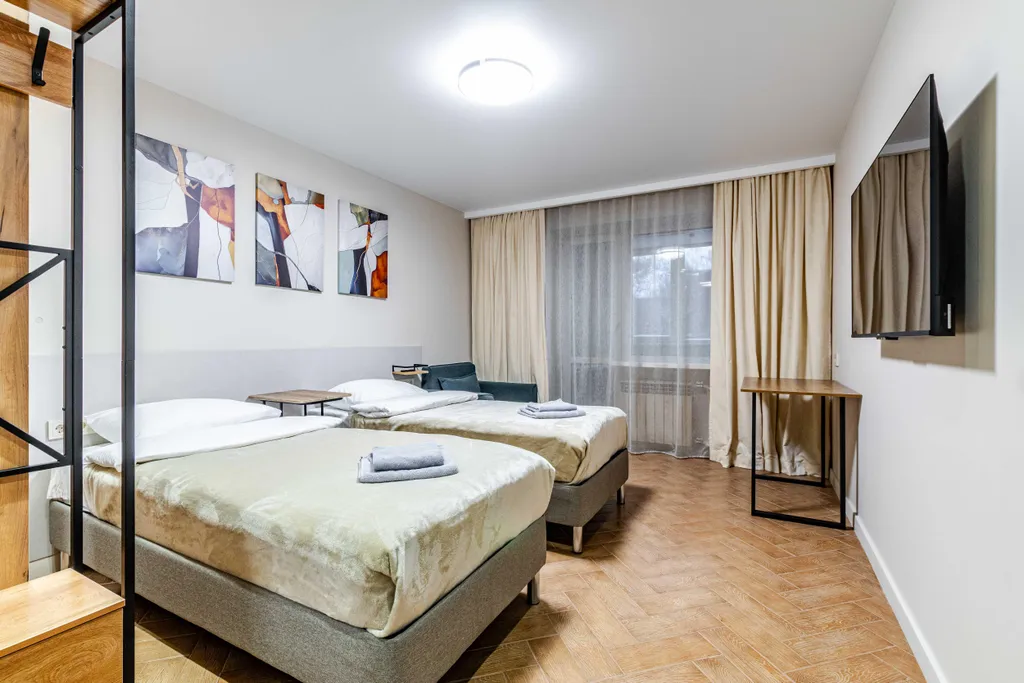 Квартира Уютная комната с выходом на балкон в трёхкомнатной квартире — Екатеринбург