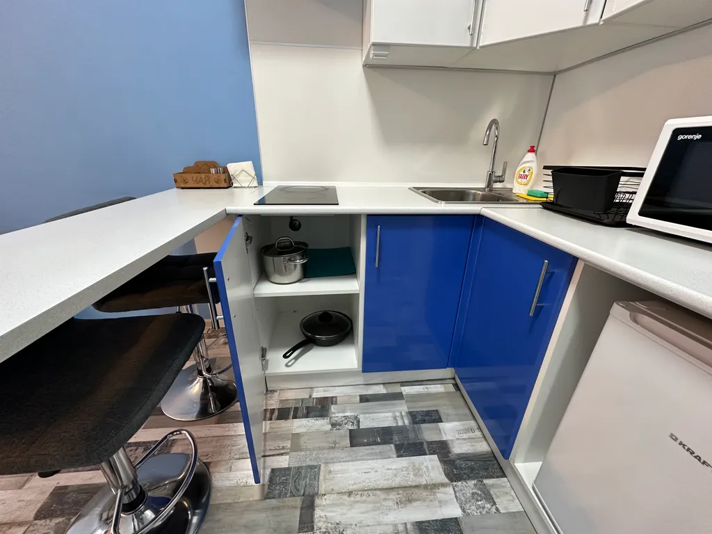 Голубая студия с видом на реку