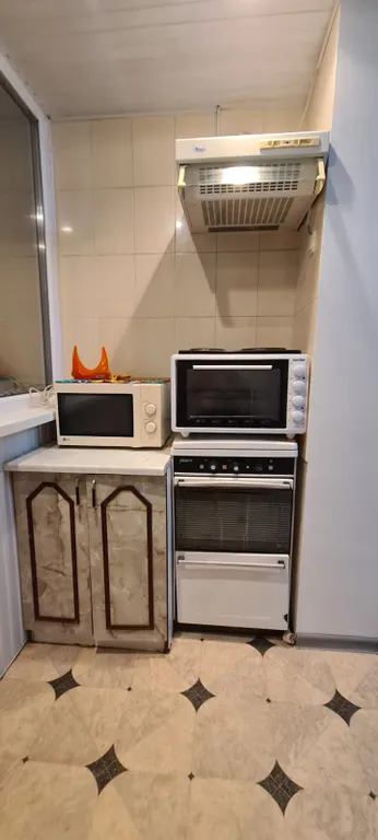 Уютная двухкомнатная квартира с видом на море вдали от шума