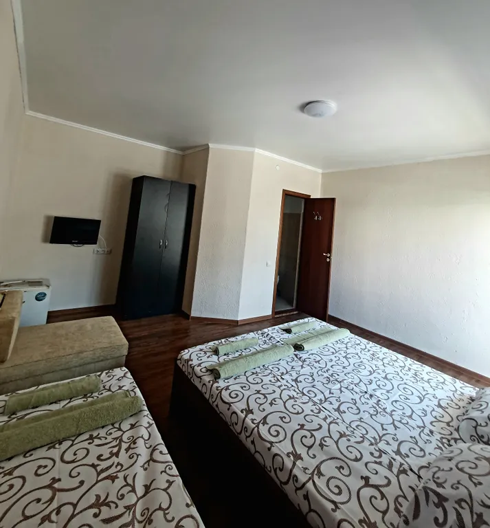 Просторный номер для семьи в небольшом уютном доме с хорошим бассейном