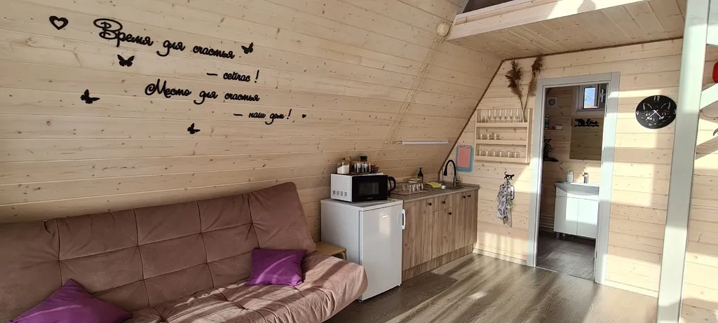 Красивый дом с видом на лес