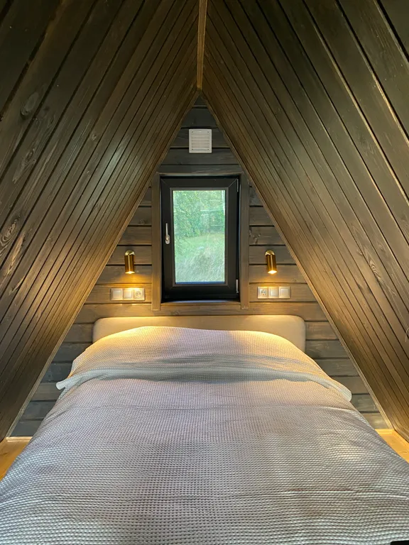 Дом на берегу реки с видом на закат