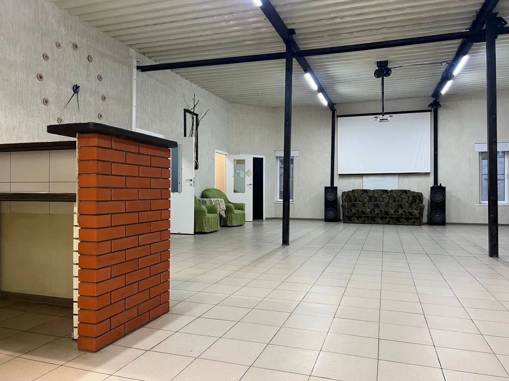 Уютное место отдыха для большой веселой компании с танцполом и баром