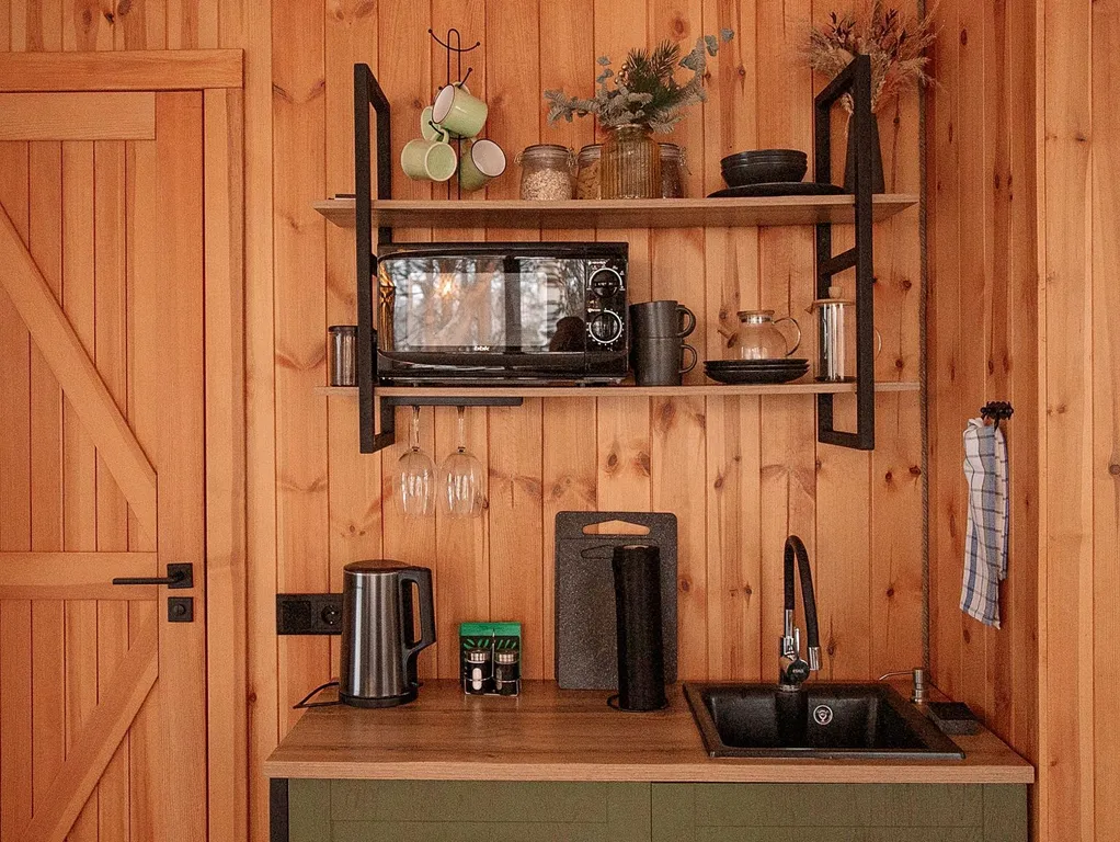 Уютный домик на берегу реки