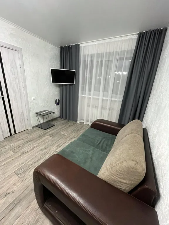 Двухкомнатная с евро ремонтом в районе 1000 мелочей