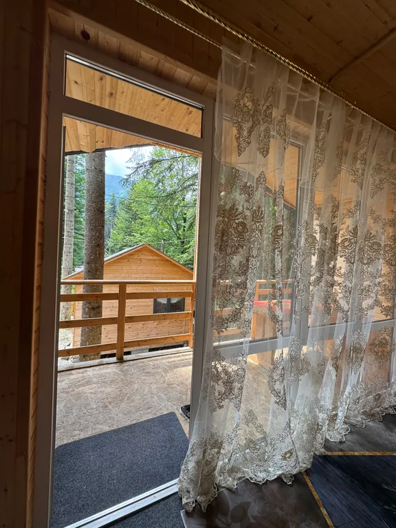 Двухкомнатный домик с видом на горы в лесу